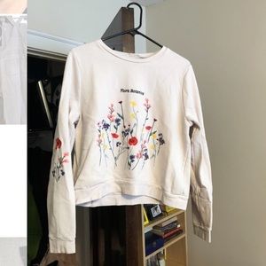 Adorable white sweatshirt with embroidered flowers. S/M